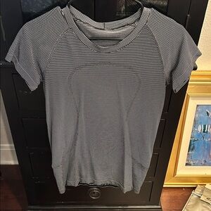 Lululemon Swiftly Striped Black and White Women's Top great condition.